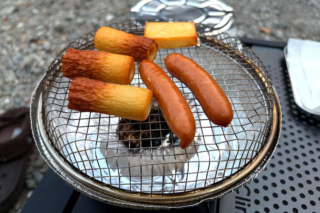 キャンプで燻製するときに使う100均アイテム
使い捨て鍋で燻製